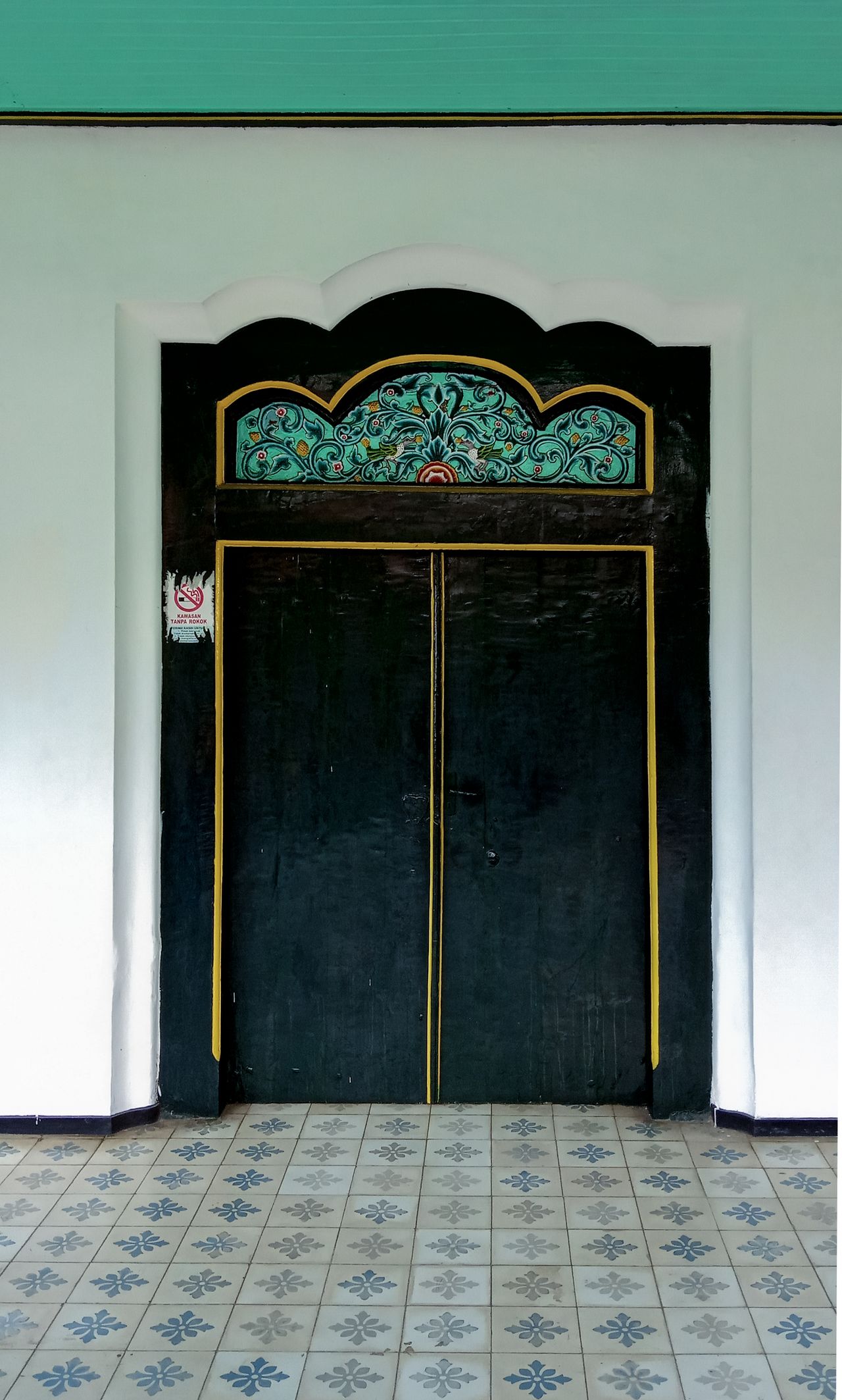 Pintu kayu Jawa dengan ukiran motif floral khas Jogja
