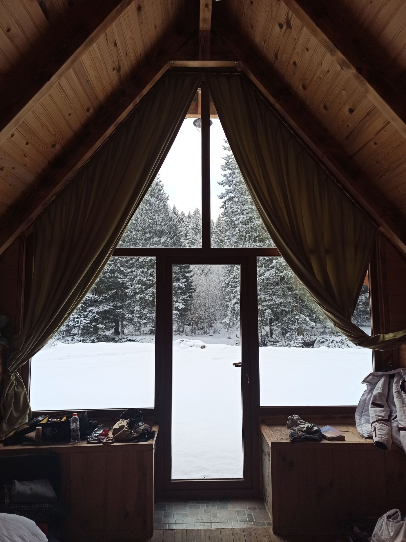Chalet de montagne : ambiance soignée, matières naturelles et linge blanc