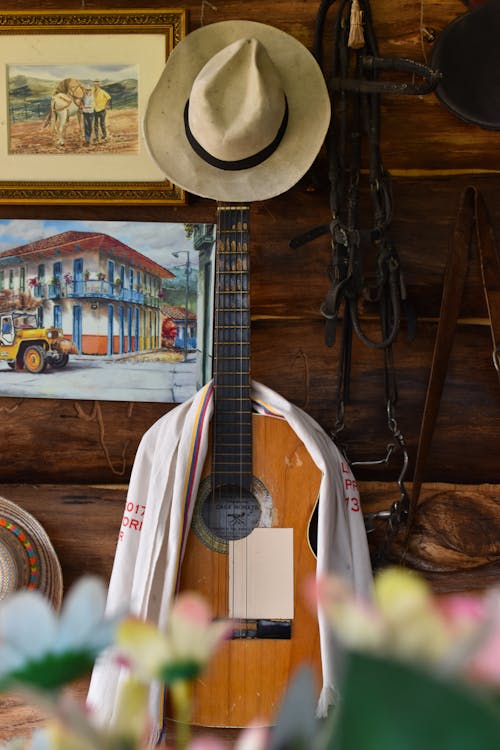 Gratis arkivbilde med akustisk gitar, colombia, hatt