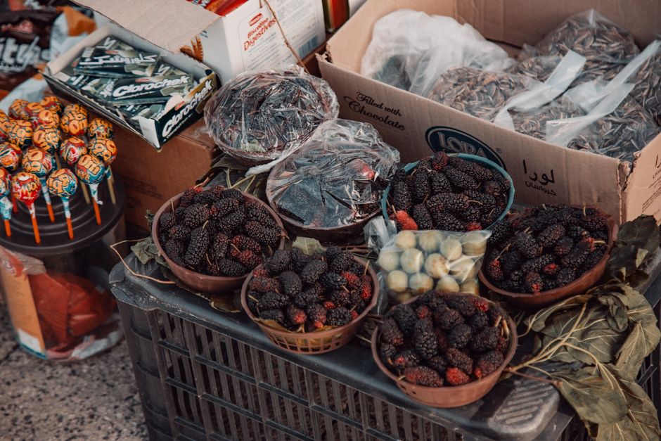 Meyve ve kuruyemişlerle dolu canlı pazar tezgahı
