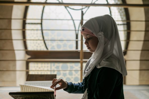 Child reading the Quran