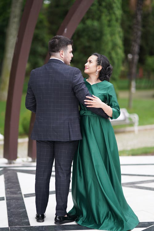 Foto profissional grátis de abraço, acontecimento, casal