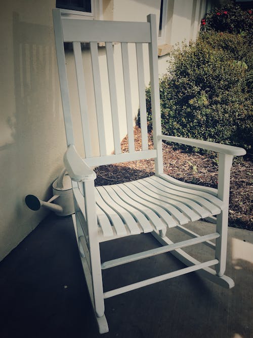 бесплатная белое деревянное кресло качалка Стоковое фото