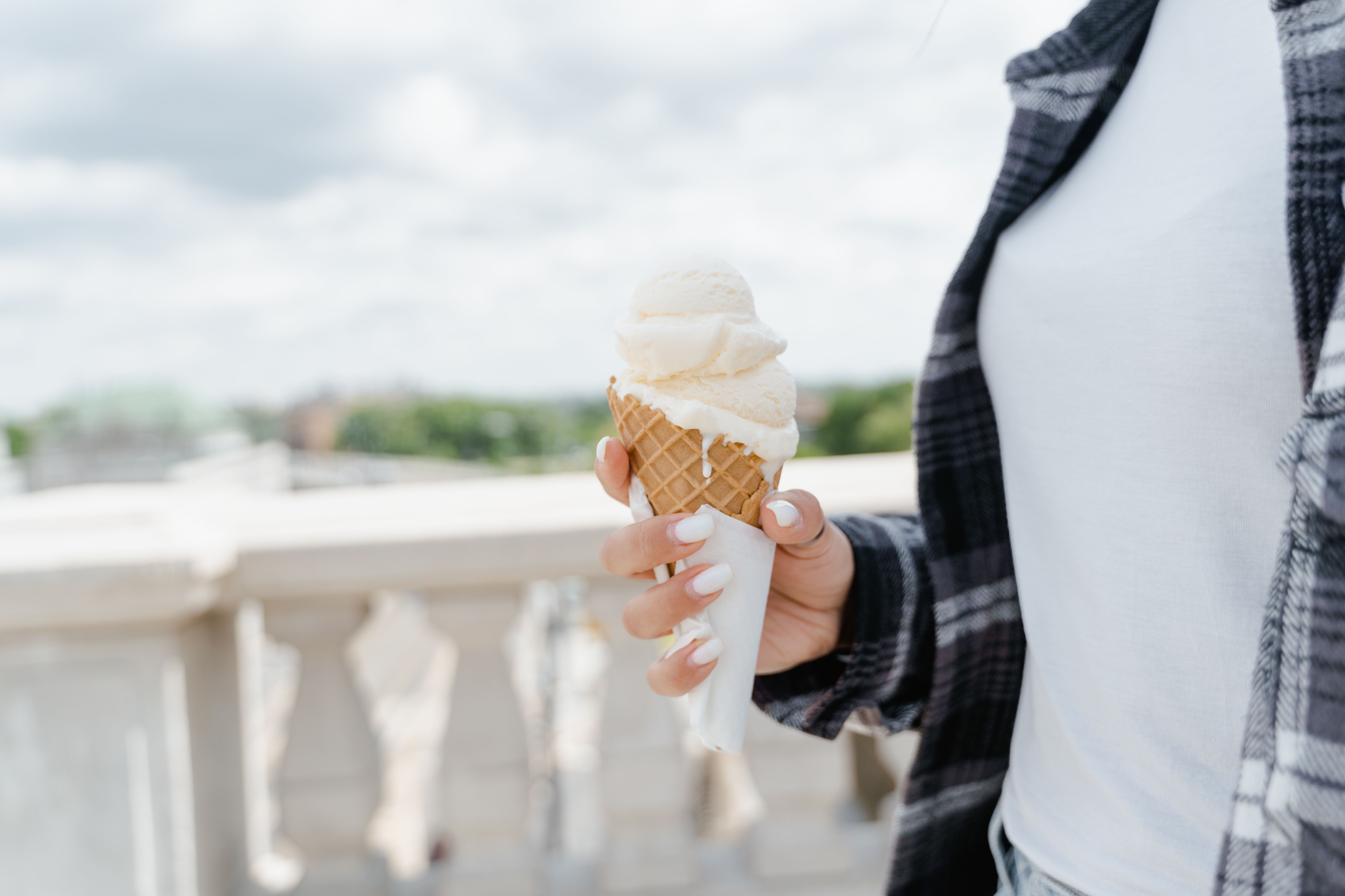 Classic vanilla ice cream scoops served with warm apple pie