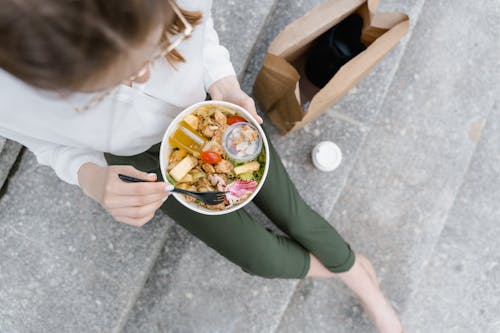 Gratis lagerfoto af frokostpause, grøntsagssalat, holde