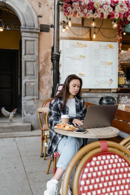 profissional de social media analisando métricas