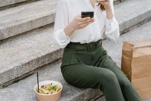 Darmowe zdjęcie z galerii z beton, inteligentny telefon, jedzenie