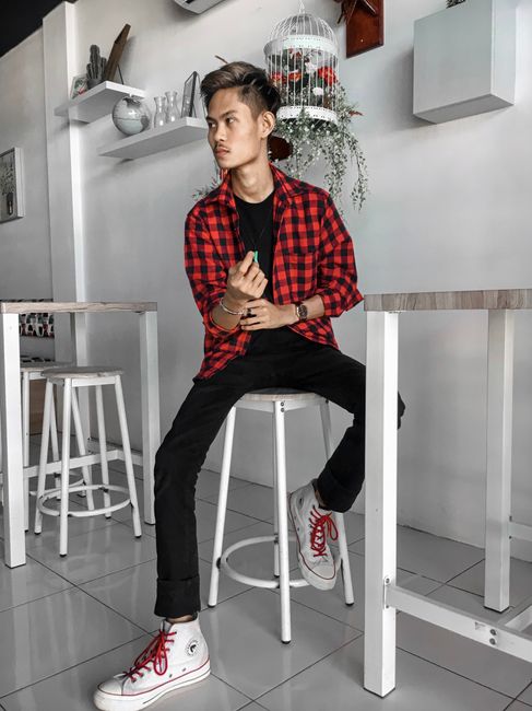 chemise en flanelle à carreaux sur du total noir, un après-midi tranquille à traîner en terrasse ☕ la tenue la plus confortable de la semaine
#lookdujour #red #shirt #sneakers