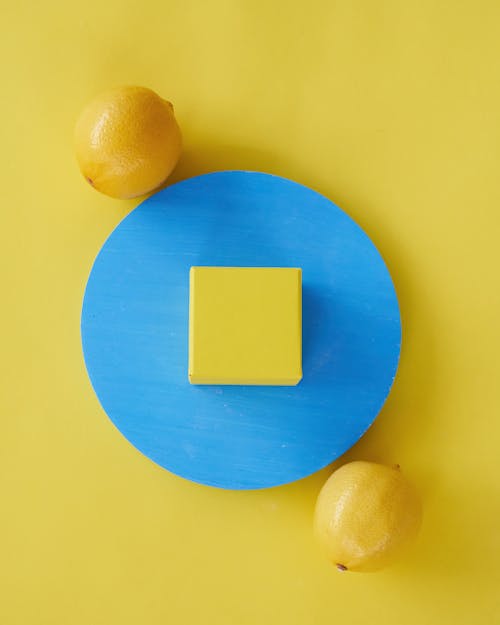 Gratis lagerfoto af citroner, geometrisk form, gul baggrund