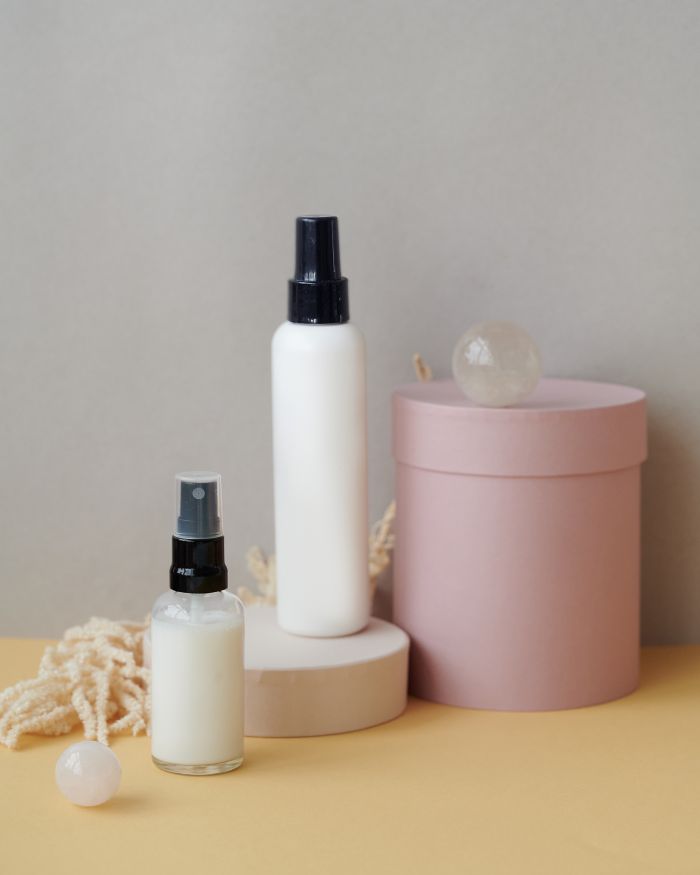 Frascos de limpeza facial em composição de tons quentes