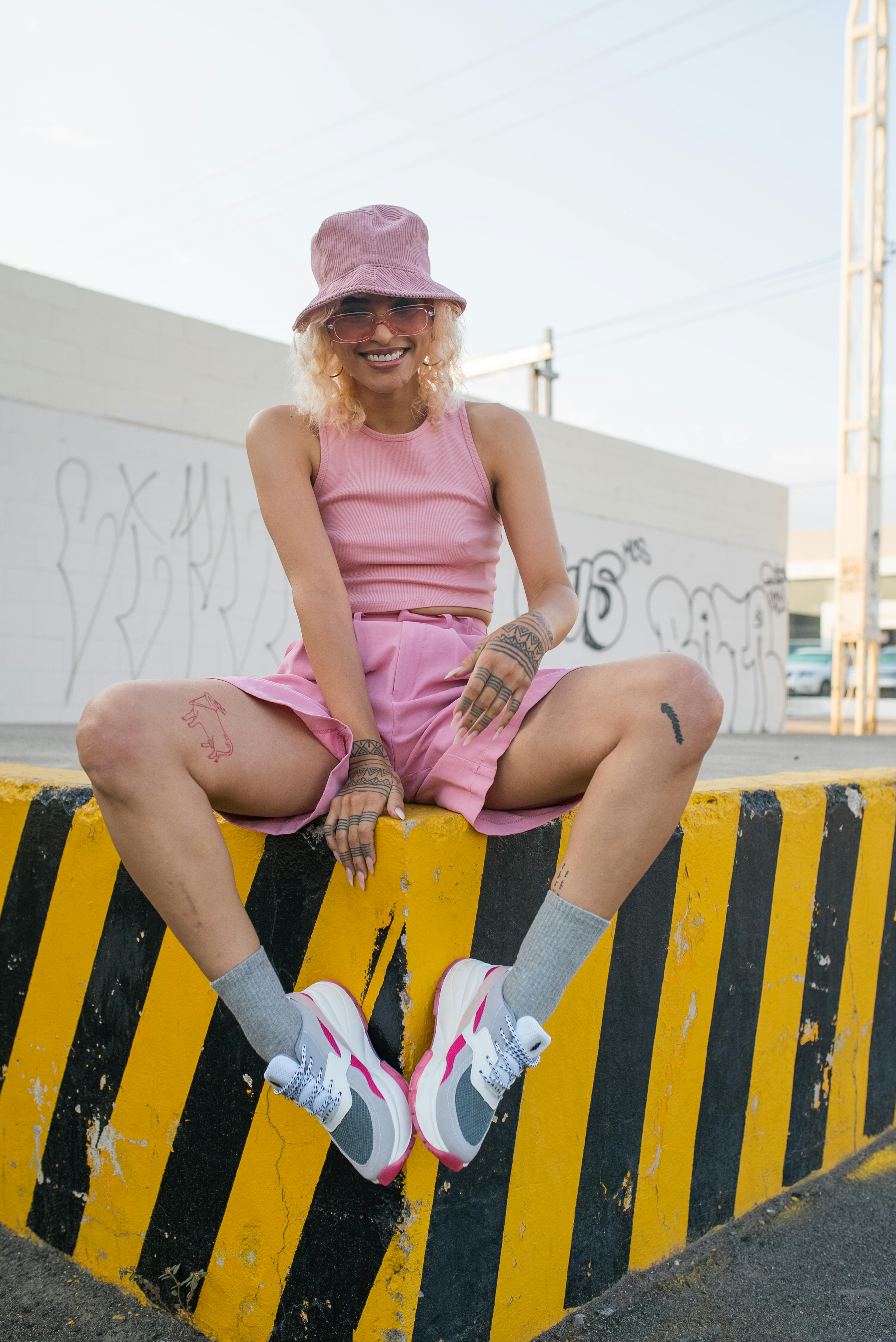 거리, 검은 색과 노란색, 길가의 무료 스톡 사진