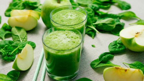 Free Fresh green smoothie with apples and spinach, perfect for a healthy refreshment. Stock Photo