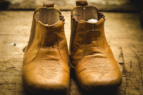 Пара коричневых кожаных туфель