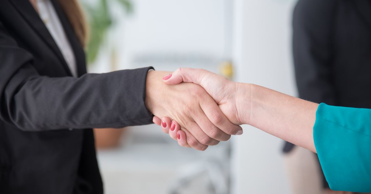 Bài 1: Chào hỏi & xã giao nơi công sở bằng tiếng Anh