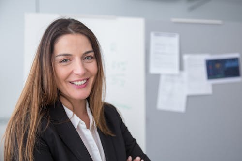 Δωρεάν στοκ φωτογραφιών με business woman, άνθρωπος, βλέπω