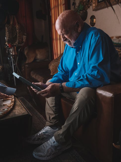 Bătrân gânditor privind o fotografie cu fratele său, rememorând amintiri din copilărie