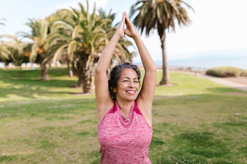คุณแม่คนสวยทำโยคะในสวนสว่างสดใส
