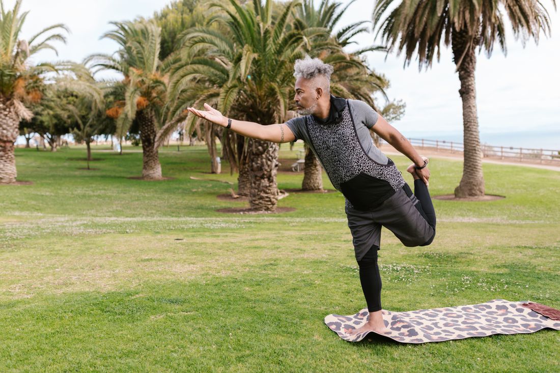 Hombre mayor realizando un ejercicio de equilibrio sobre una sola pierna