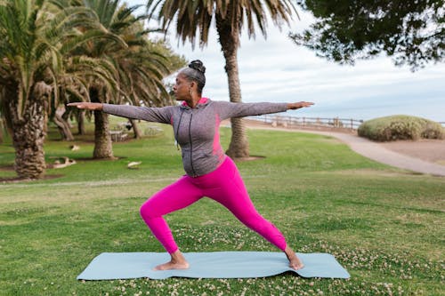 afrikalı-amerikalı kadın, çim, Fitness içeren Ücretsiz stok fotoğraf