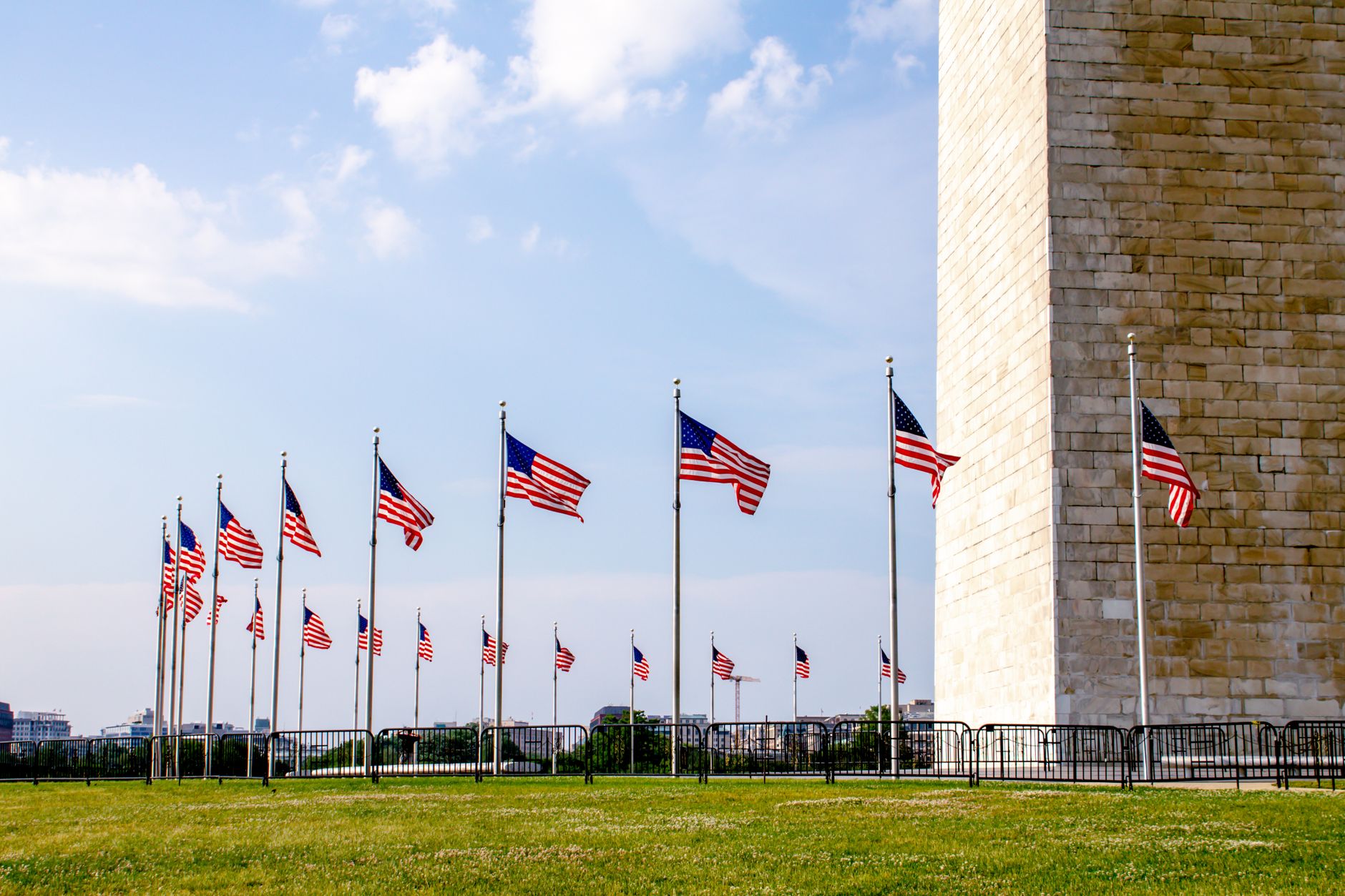 Washington'da düzenlenen zirvede dalgalanan ABD ve Çin bayrakları