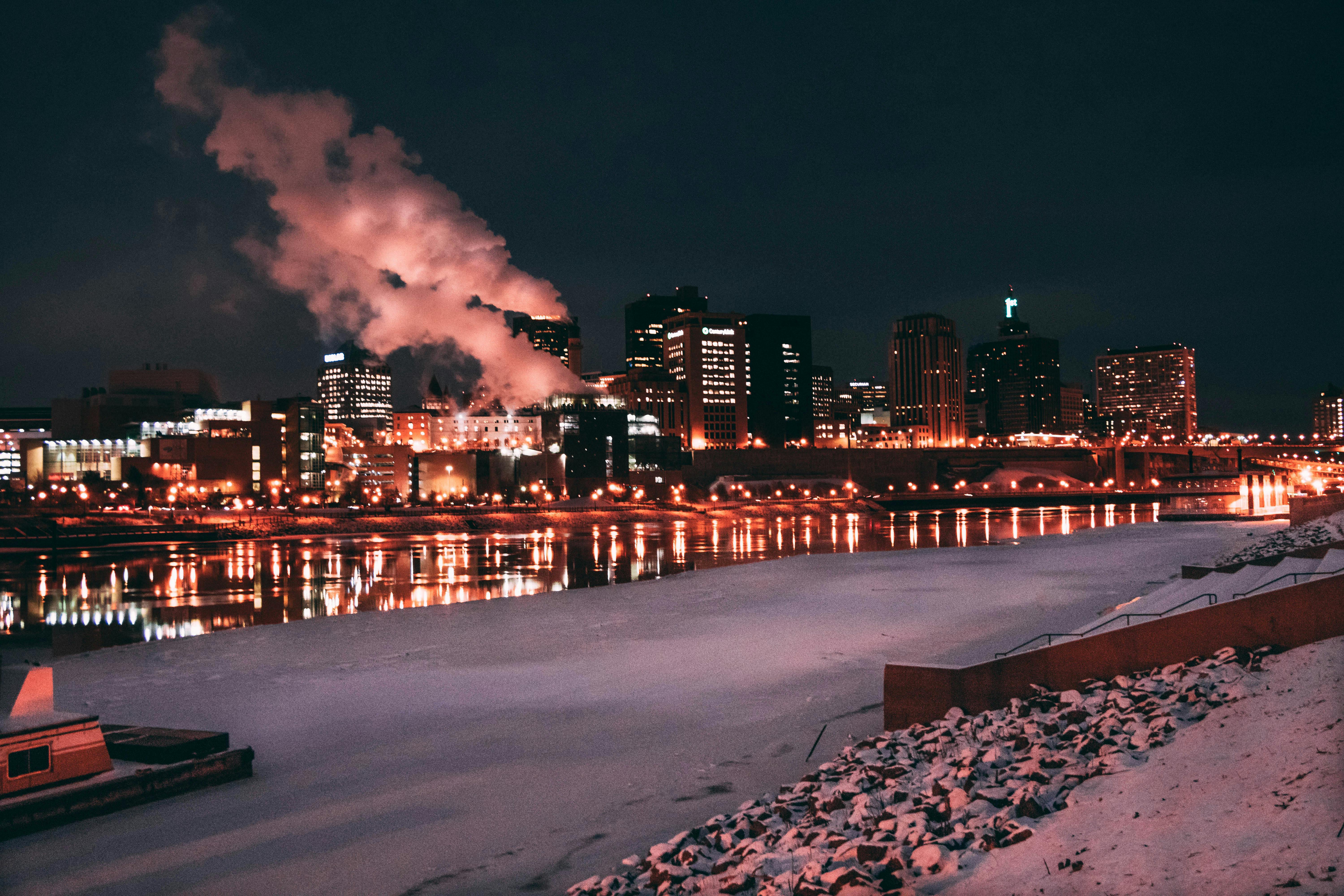一个冬夜，圣保罗灯火通明的天际线倒映在河面上