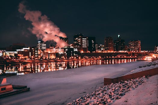 一个冬夜，圣保罗灯火通明的天际线倒映在河面上
