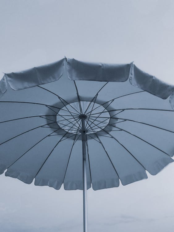 Ilmainen kuvapankkikuva tunnisteilla aurinkovarjo, kuva alakulmasta, lähikuva