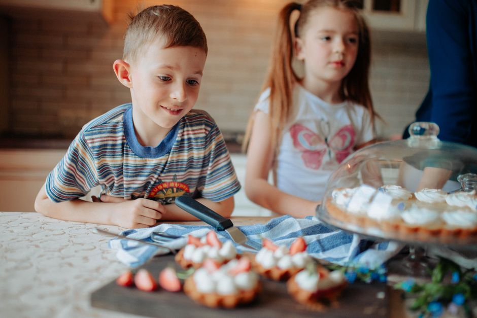Felgekleurde gordijnen met dierenmotief in kinderkamer. Felgekleurde gordijnen met dierenmotief in kinderkamer.