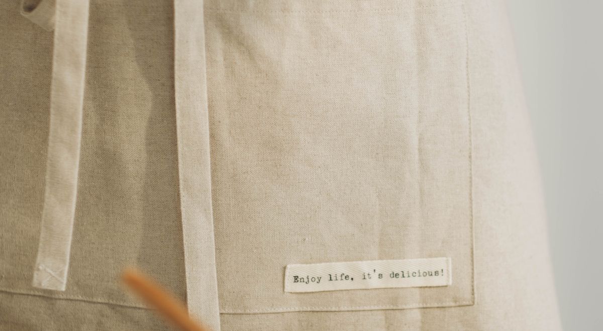 Tablier en lin naturel pour la céramique, détail du tissu résistant