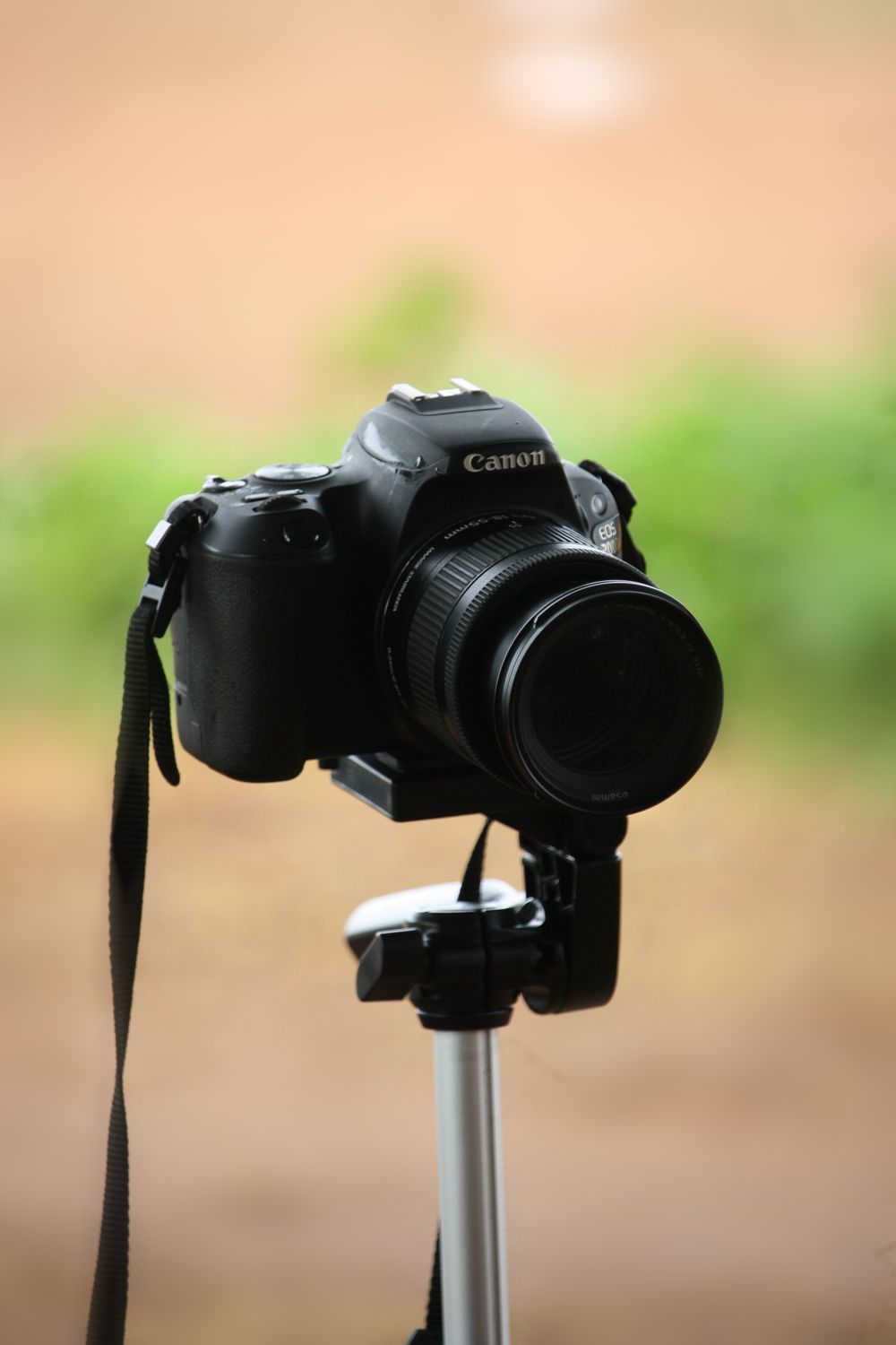 Close-Up Shot of a Black DSLR Camera on a Tripod · Free Stock Photo