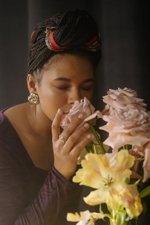 Gratis lagerfoto af afroamerikansk kvinde, blomster, blomsterarrangement