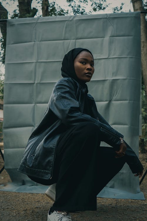 Ingyenes stockfotó afro-amerikai nő, fekete bőrkabát, fekete nadrág témában