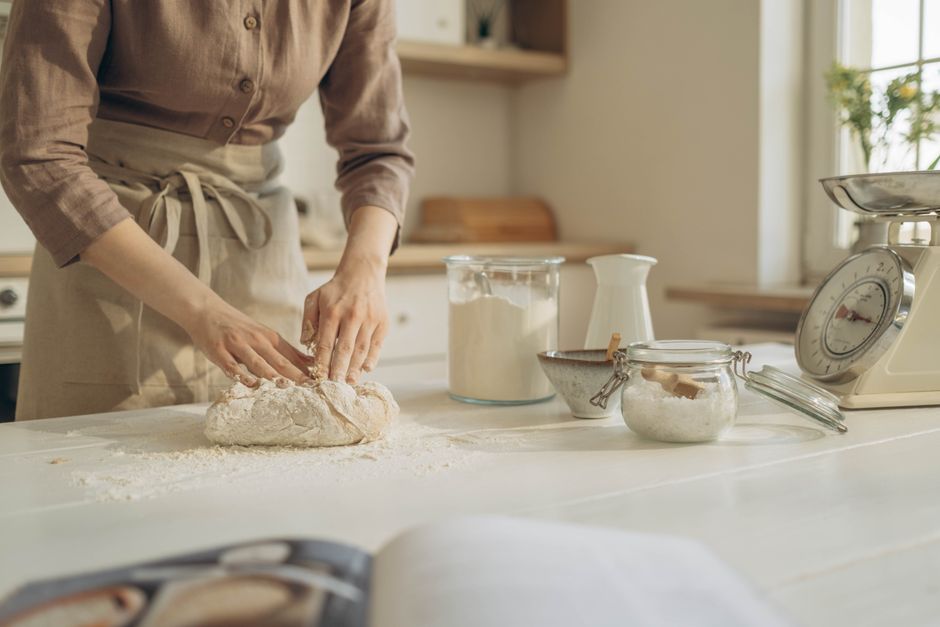Handwerker misst eine Küchenarbeitsplatte vor dem Zuschnitt, wichtig für Arbeitsplatte montieren in Altbau und Mietwohnung.