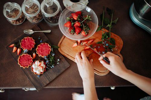 Free Aerial view of strawberry tart preparation with fresh fruit on cutting board. Stock Photo
