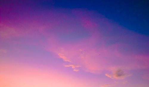 Free A stunning twilight sky with vivid pink and blue colors, ideal for nature lovers. Stock Photo