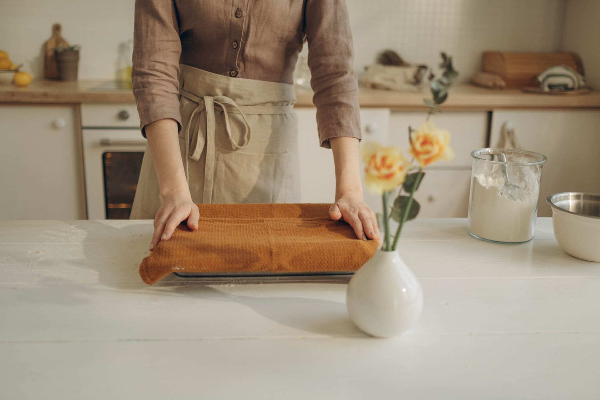 Person covering a Tray with Cloth