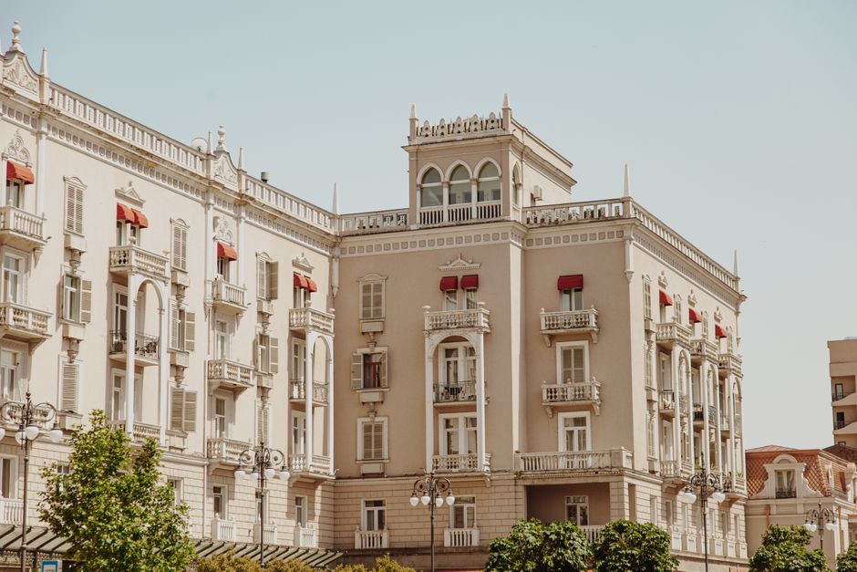 Edifício histórico luxuoso, símbolo de proteção patrimonial internacional e gestão de fortunas.