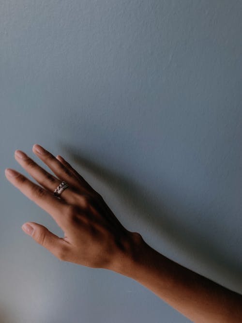 Free Person Wearing Silver Diamond Ring Stock Photo