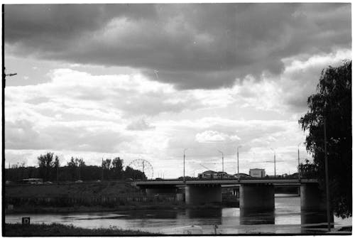무료 강, 구름 낀 하늘, 그레이스케일의 무료 스톡 사진