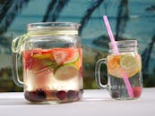 用泥瓦罐中的水果水降温，非常适合阳光明媚的海滩日