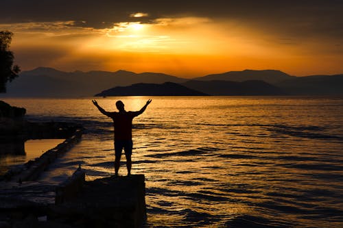 Schattenbildfoto Der Person, Die Nahe Strand Steht