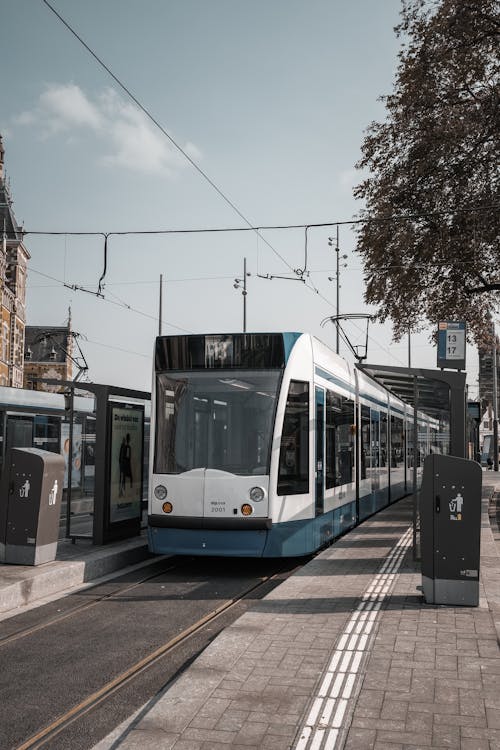 Immagine gratuita di cielo sereno, città, fermata del tram