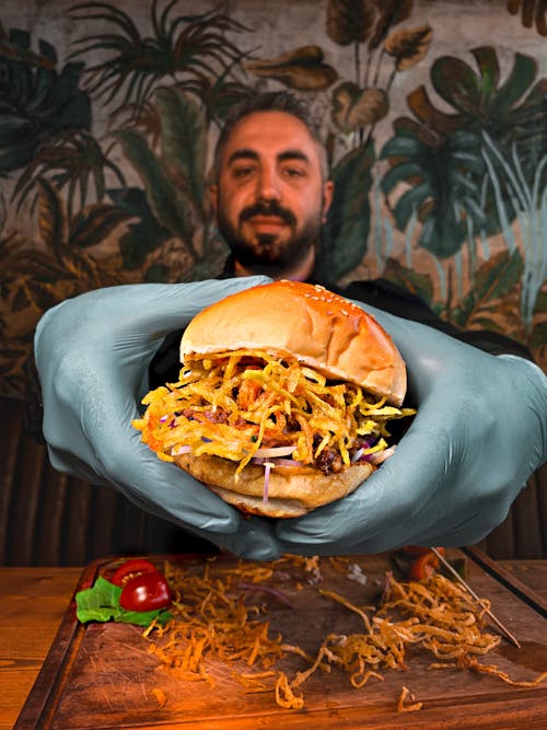 Kostenloses Stock Foto zu bärtig, burger, festhalten