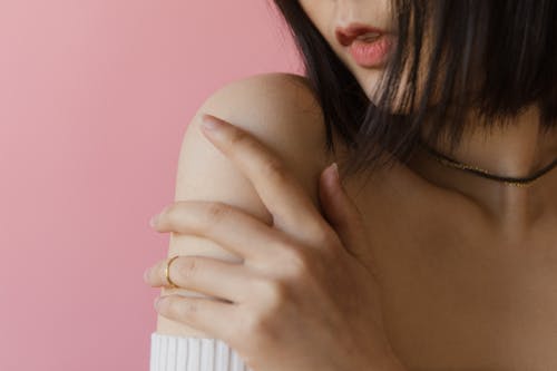 Free Close-Up Shot of a Hand on a Shoulder  Stock Photo