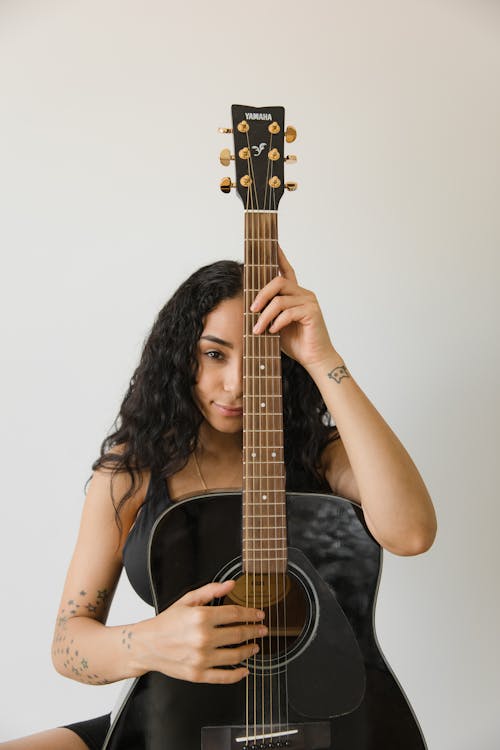 Kostnadsfri bild av akustisk gitarr, gitarrist, kvinna