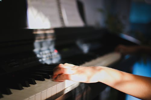 Gratis stockfoto met licht en schaduw, piano, thuis leren