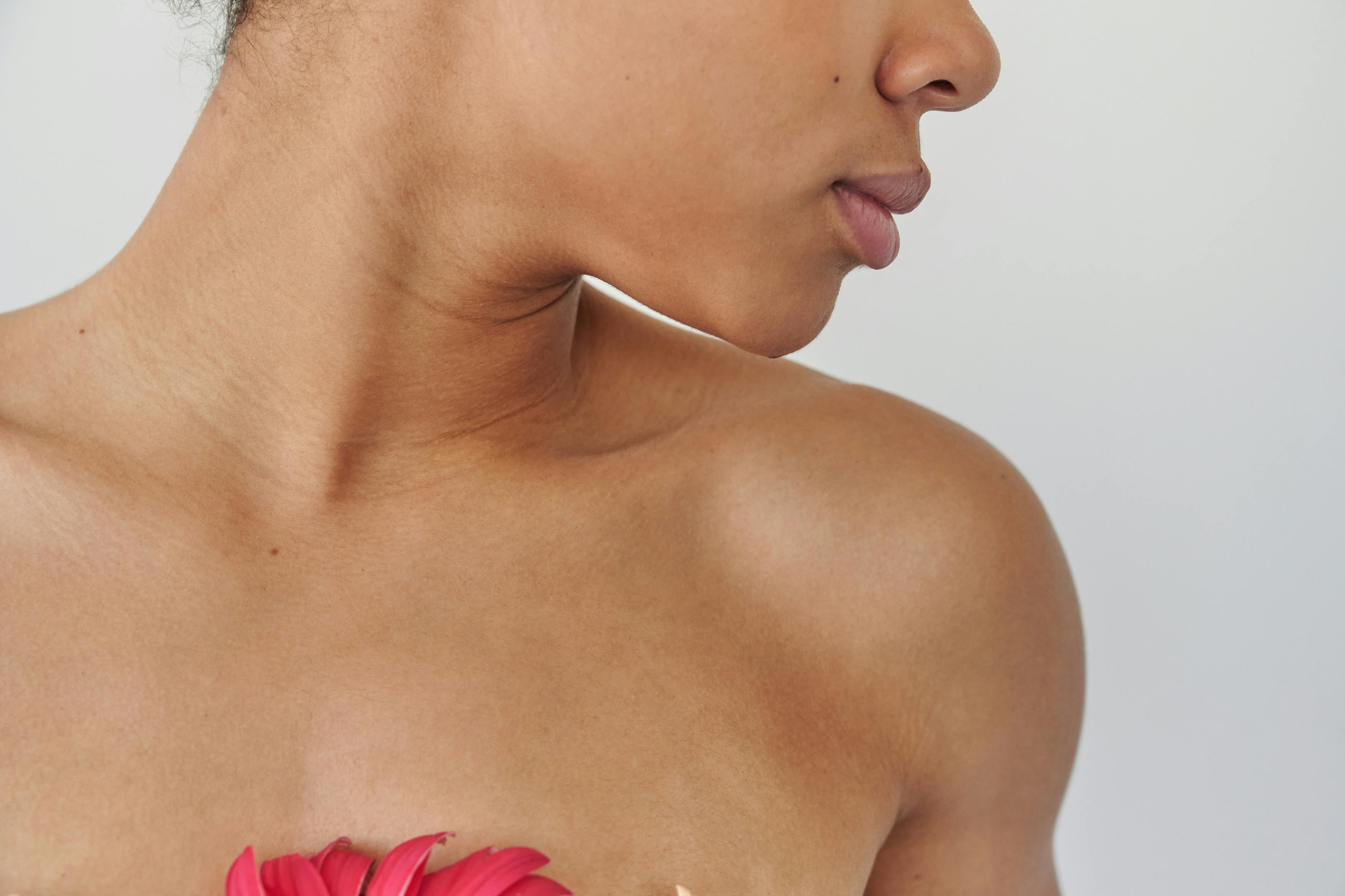 Profil lateral femeie elegantă - structură facială armonioasă