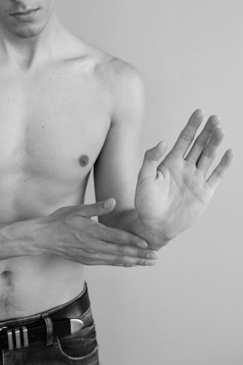 Darmowe zdjęcie z galerii z czarno-biały, dotykający, mężczyzna
