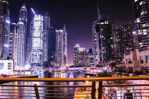 무료 고층 빌딩으로 둘러싸인 수역 보트 스톡 사진