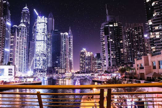 迪拜码头夜色充满活力，摩天大楼的灯光倒映在水面上